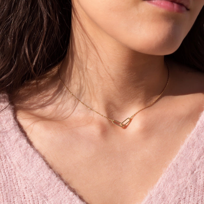 Double link interlocking chain necklace solid 14k gold on model