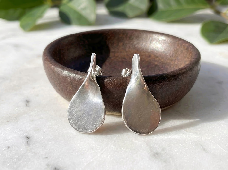 Sterling silver bold smooth teardrop vintage 90s stud earrings